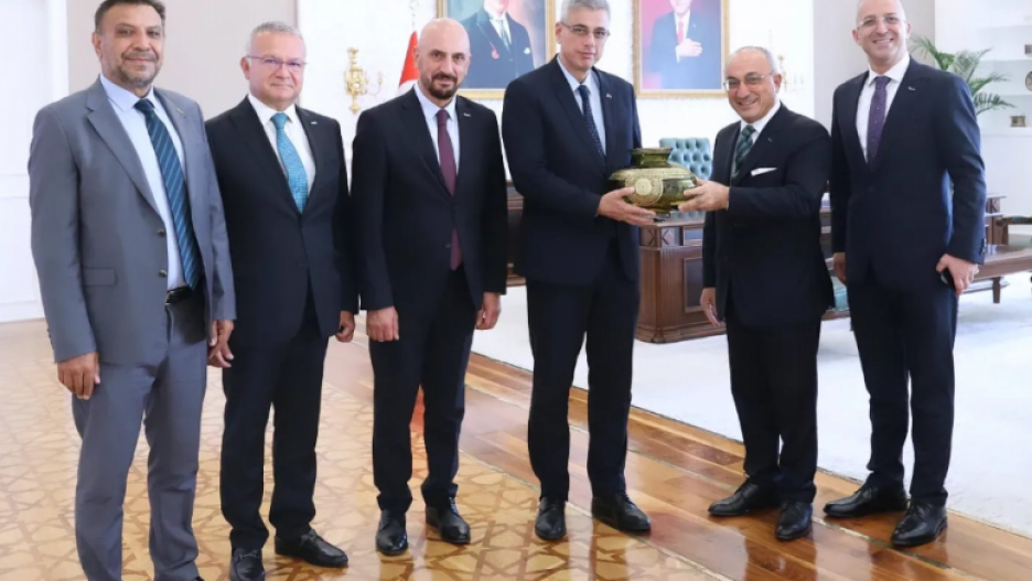 T.C. Sağlık Bakanımız Prof. Dr. Kemal MEMİŞOĞLU'nu makamında ziyaret ederek yeni görevinde başarılar diledik.